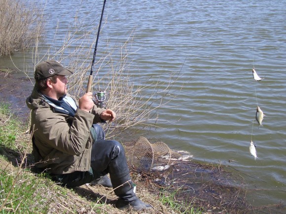 Где ловить в апреле. Рыбалка в мае на Ахтубе. Рыбалка в Астрахани в апреле. Рыбалка на Ахтубе в марте.